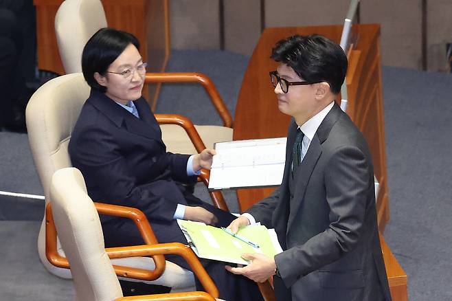 한동훈 무소속 의원이 10일 서울 여의도 국회에서 열린 제439회국회(정기회) 제6차 본회의 대정부 질문에서 외교·통일·안보에 관한 질문을 마친 후 한성숙 국무총리를 지나쳐 본회의장을 나서고 있다./뉴스1