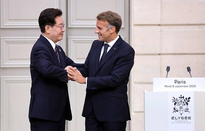 이재명 대통령과 에마뉘엘 마크롱 프랑스 대통령이 8일 파리 엘리제궁에서 공동언론발표 후 인사하고 있다. 연합뉴스
