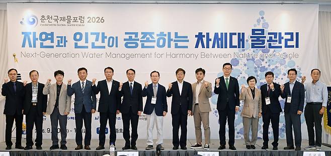 ▲ 춘전국제물포럼 2026이 10일 춘천 세종호텔에서 진장철 춘천국제물포럼 이사장, 이승환 한강유역환경청장, 이선익 한국수자원공사 한강유역본부장, 김명일 한국농어촌공사 강원지역본부장 등 내빈과 관계자들이 참석한 가운데 열렸다. 방도겸 기자
