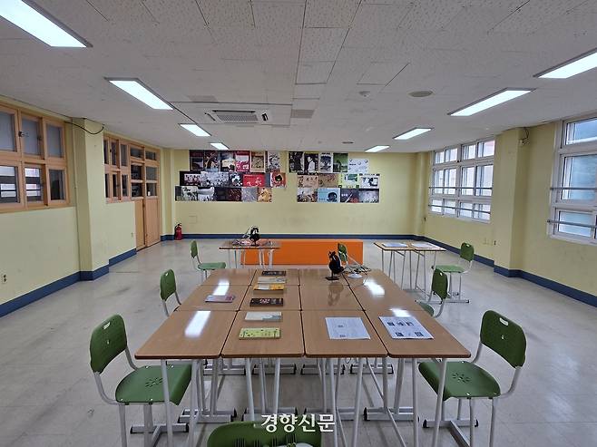 옛 부산남고 교사에 전시된 김영구의 ‘민중가요 저장소’