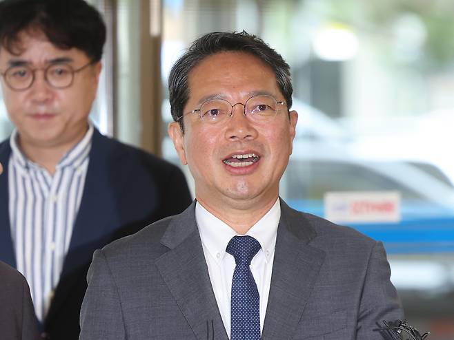 김승원 법무부 장관 후보자가 10일 서울 종로구 적선현대빌딩에 마련된 인사청문회 준비 사무실로 출근하고 있다. 연합뉴스