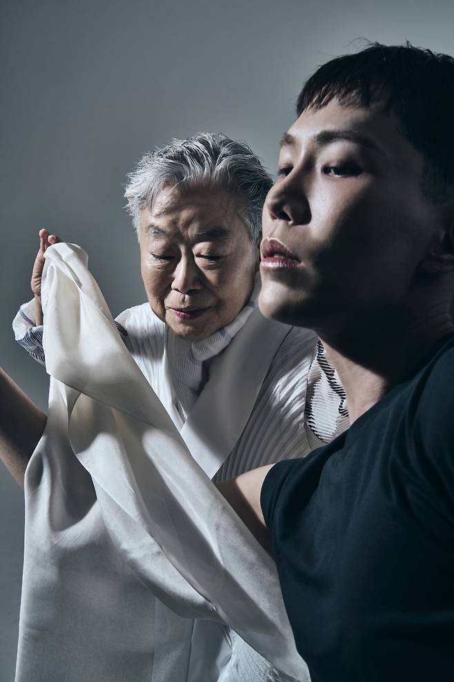 한국 창작춤의 대모 배정혜(왼쪽)와 차세대 안무가 배진호가 오는 10월 국립무용단 신작 공연 <더블빌: 시나위>에서 나란히 무대를 선보인다. ⓒ황필주
