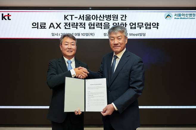 김봉균 KT 엔터프라이즈부문장(부사장)과 박승일 서울아산병원장(오른쪽)이 업무 협약 체결 후 기념 사진을 촬영하고 있다. KT