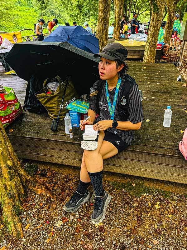 장수 트레일 대회 18km를 완주 후 산행기에 쓸 감상을 메모하는 이가연씨.