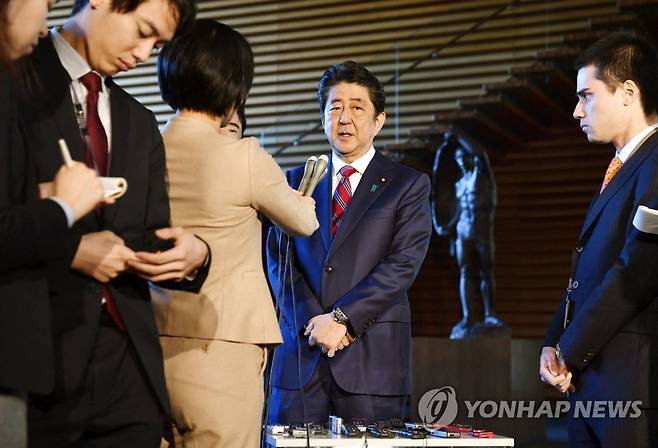 한국에 "위안부 합의 이행" 요구하는 아베 총리 (도쿄 교도=연합뉴스) 아베 신조(安倍晋三) 일본 총리가 12일 관저에서 기자들의 질문에 답하고 있다. 그는 이날 "위안부 합의는 국가와 국가간의 약속으로 한국측도 이행해야 한다"며 한국측의 위안부 문제에 대한 사죄요구를 거부했다. 2018.1.12 choinal@yna.co.kr