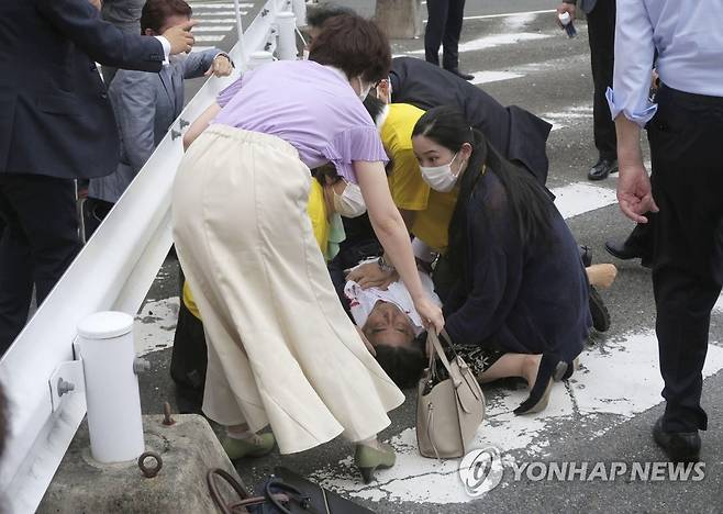 총 맞고 쓰러진 아베 신조 전 일본 총리 (나라 교도=연합뉴스) 아베 신조 전 일본 총리가 8일 오전 일본 나라현 나라시 소재 야마토사이다이지역 인근 노상에 쓰러져 있다.
마쓰노 히로카즈 일본 관방장관은 아베 전 총리가 이날 총격을 당했다고 말했다.
아베 전 총리는 심폐정지 상태로 알려졌다. 2022.7.8 sewonlee@yna.co.kr