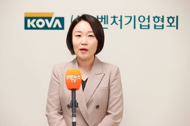 ▲이소영 중소벤처기업부 장관 후보자가 10일 서울 영등포구 벤처기업협회를 방문, 차담회를 마친 뒤 취재진의 질문에 답하고 있다. 사진=연합뉴스