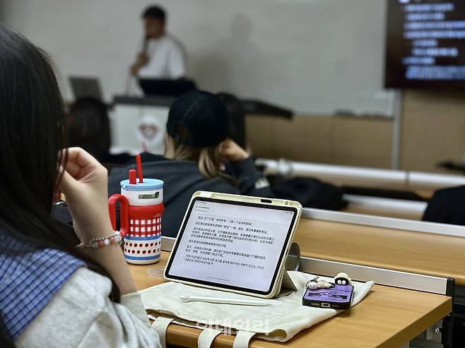 경희대 경영대학원 엔터테인먼트산업론 수업에서 라이브 트랜스레이션을 활용해 교수와 외국인 학생이 글로벌 소통하고 있다.(사진=플리토)