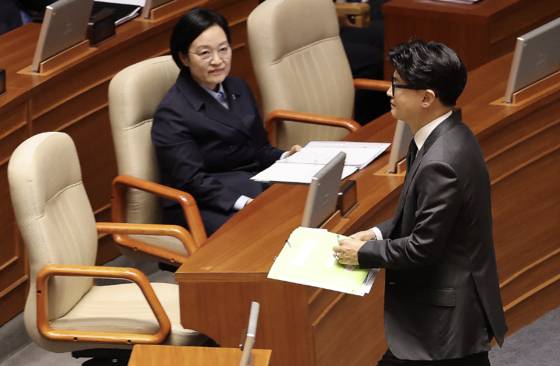 어제(10일) 국회 대정부질문에서 만난 한성숙 국무총리와 한동훈 무소속 의원〈사진=연합뉴스〉