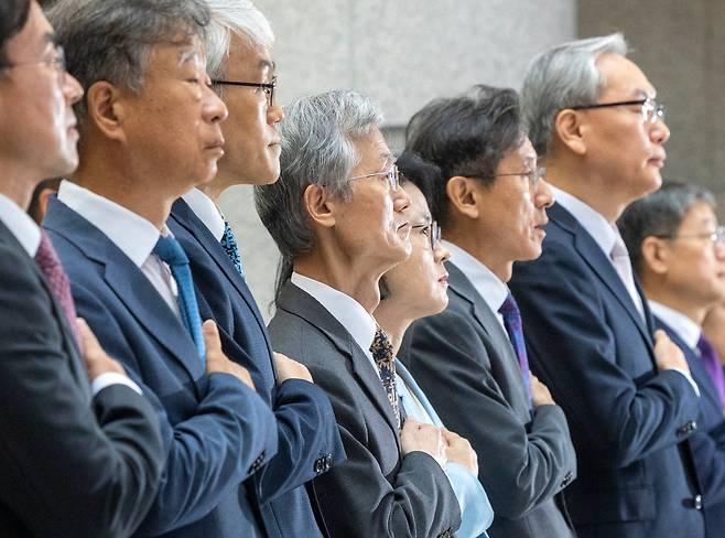 조희대 대법원장과 대법관들이 11일 서초구 대법원에서 열린 2026 대한민국 법원의 날 기념식에서 국기에 대한 경례를 하고 있다. /김지호 기자