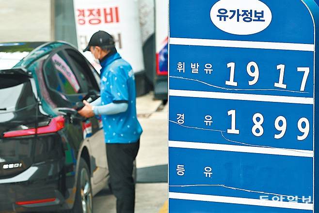 10일 서울 용산구의 한 주유소에 기름값이 표시돼 있다. 미국과 이란의 중동 전쟁이 격화되면서 국제 유가는 4개월 만에 배럴당 101달러를 넘겼다. 양회성 기자 yohan@donga.com