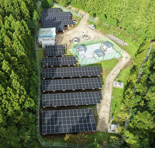 제주삼다수 제2취수원에 설치된 204.8kW 규모 태양광 발전설비. 고효율 태양광 패널 320장에서 연간 26만kWh 이상의 전력을 생산해 지하수 취수시설 운영에 전량 사용한다. 사진=제주특별자치도개발공사 제공