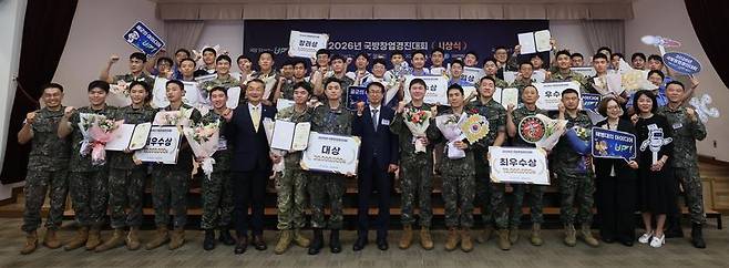 11일 개최된 2026 국방 창업경진대회 시상식에서 수상 장병들이 기념사진을 촬영하고 있다. 국방부 제공