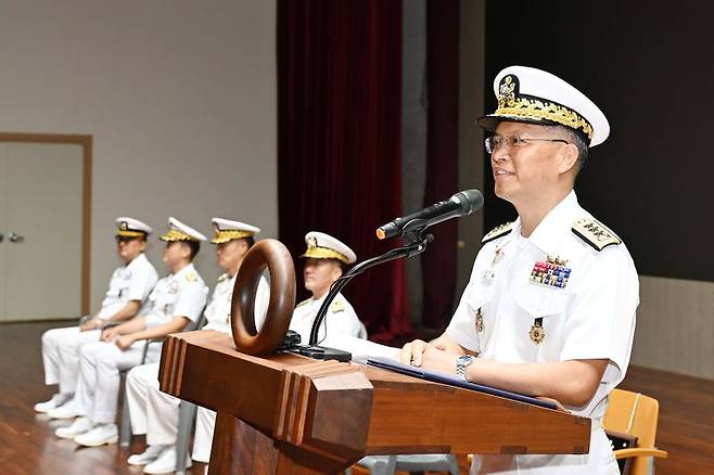 곽광섭 해군작전사령관(중장)이 11일 경남 창원시 해군사관학교 웅포강당에서 열린 '2026 순항훈련전단 출항 환송식'에서 해군사관학교 81기 사관생도들과 전단 장병들에게 훈시하고 있다. 해군 제공