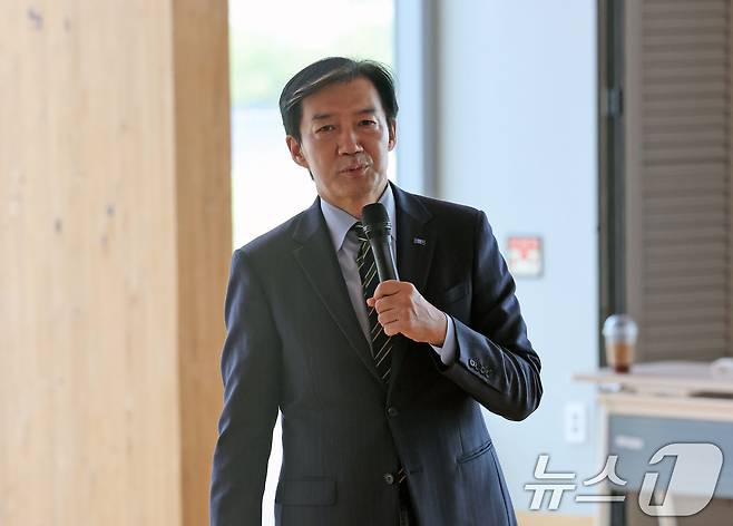 조국 조국혁신당 혁신정책연구원장이 지난 2일 오후 전남광주 신안군 압해읍 보훈회관에서 열린 '2026 신안군 명사 초청 특강'에서 '호남정치의 미래'를 주제로 강연하고 있다. 2026.9.2 ⓒ 뉴스1 박지현 기자