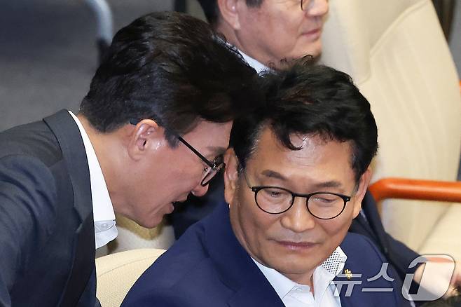 김민석 더불어민주당 대표와 송영길 의원이 지난 1일 서울 여의도 국회에서 열린 제439회 국회(정기회) 개회식에서 대화하고 있다. 2026.9.1 ⓒ 뉴스1 신웅수 기자