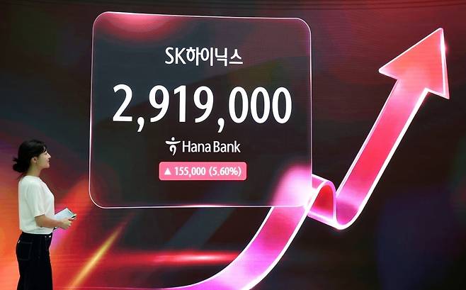 SK하이닉스가 삼성전자를 제치고 코스피 시가총액 1위로 장을 마쳤던 지난 6월 22일 오후 서울 중구 하나은행 딜링룸에 SK하이닉스 시세가 표시되어 있다. 사진=뉴스1