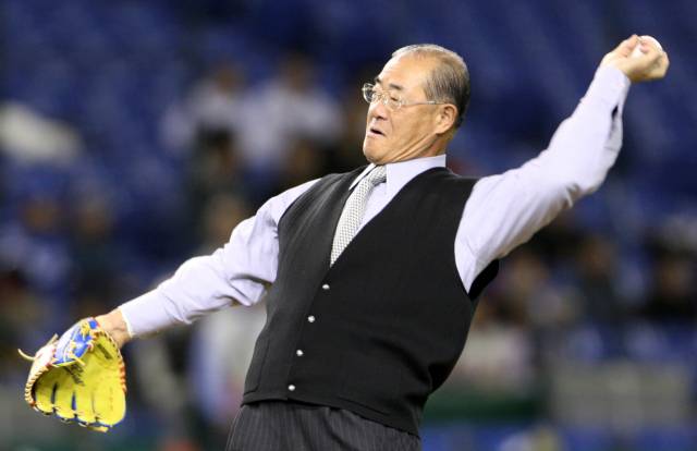▲ 지난 2009년 일본 도쿄돔에서 열린 월드베이스볼클래식(WBC) 아시아예선 한국과 대만의 경기에 시구자로 나선 장훈. ⓒ연합뉴스