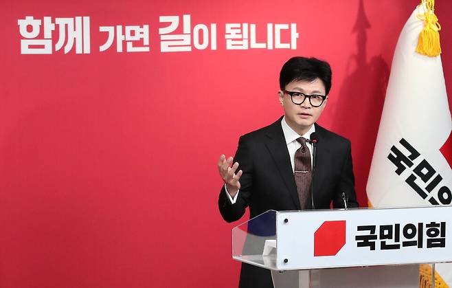 한동훈 당시 국민의힘 비상대책위원장이 2023년 12월26일 서울 여의도 국민의힘 중앙당사에서 입장 발표 후 취재진의 질문에 답하고 있다. ⓒ시사저널 박은숙