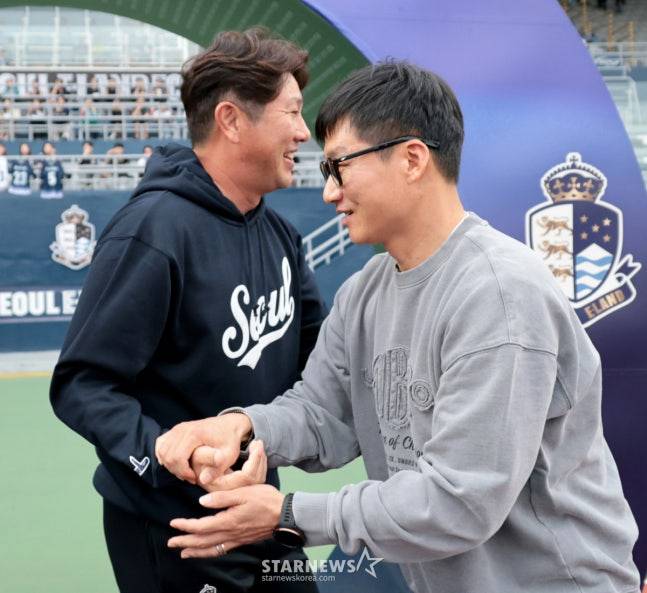 김도균(왼쪽) 감독과 이정효 감독. /사진=강영조 선임 기자