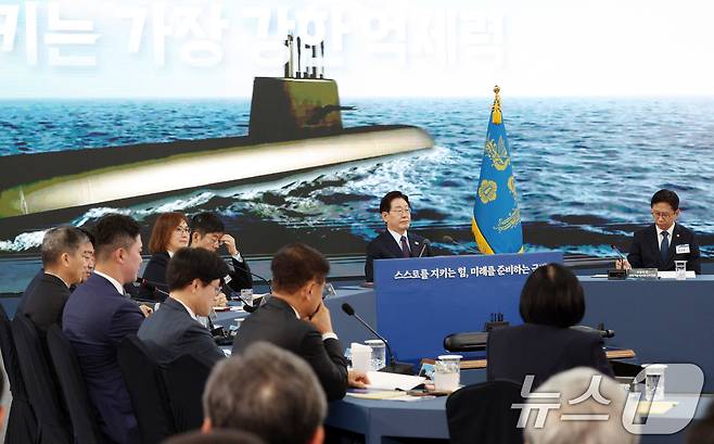 이재명 대통령이 지난 5월 경남 창원시 진해구에서 열린 제1회 미래국방전략위원회에서 핵추진잠수함 기본계획 발표를 듣고 있다. (청와대통신사진기자단) 2026.5.26 ⓒ 뉴스1 허경 기자