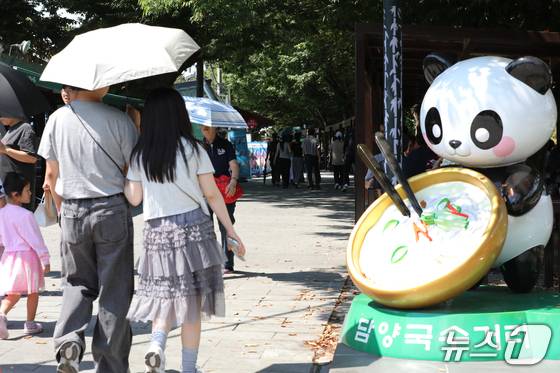 13일 오전 전남광주 담양군 담양읍 국수거리. 점심 시간대를 맞아 시민들의 발걸음이 잇따르고 있다. ⓒ뉴스1 안재영 기자