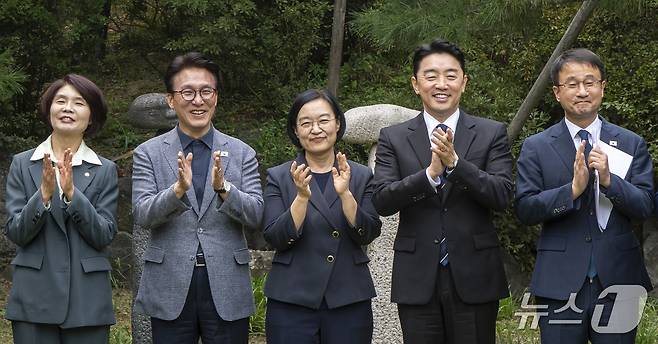 한성숙 국무총리와 김민석 더불어민주당 대표, 강훈식 대통령 비서실장을 비롯한 참석자들이 13일 서울 종로구 국무총리 서울공관에서 열린 제11차 고위당정협의회에서 기념촬영을 하고 있다. 왼쪽부터 한정애 정책위의장, 김 대표, 한 총리, 강 비서실장, 한병도 원내대표. (공동취재) 2026.9.13 ⓒ 뉴스1 김성진 기자
