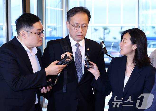 이형일 부총리 겸 재정경제부 장관 후보자가 지난 3일 오전 서울 중구 예금보험공사에 마련된 인사 청문회 준비 사무실로 출근하고 있다. 2026.9.3 ⓒ 뉴스1 최지환 기자