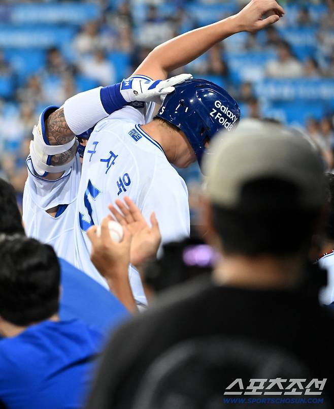 3일 대구 삼성라이온즈파크에서 열린 롯데와 삼성의 경기. 4회말 무사 3루 3루주자 구자욱이 최형우의 희생플라이에 홈인한 후 함께 기뻐하고 있다. 대구=허상욱 기자wook@sportschosun.com/2026.09.03/