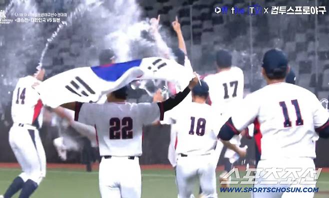 한국 U-18 대표팀 선수들이 아시아청소년야구선수권대회 일본과의 결승전에서 2대0으로 승리해 우승한 뒤 기뻐하며 그라운드로 뛰어나가고 있다. 컴투스 프로야구 유튜브 중계화면 캡쳐