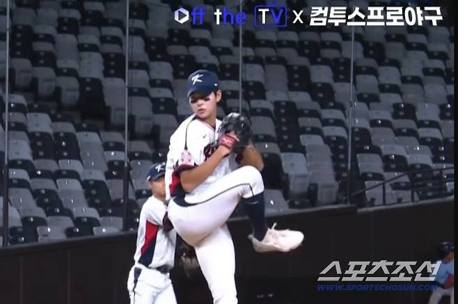 한국 U-18 대표팀 하현승이 아시아청소년야구선수권대회 일본과의 결승전에 선발등판해 역투하고 있다. 컴투스 프로야구 유튜브 중계화면 캡쳐
