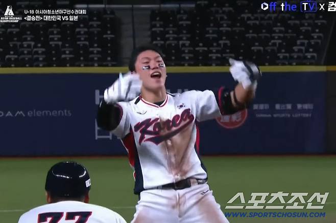 한국 U-18 대표팀 이 장민제가아시아청소년야구선수권대회 일본과의 결승전에서 2회말 3루타를 치고 기뻐하고 있다. 컴투스 프로야구 유튜브 중계화면 캡쳐