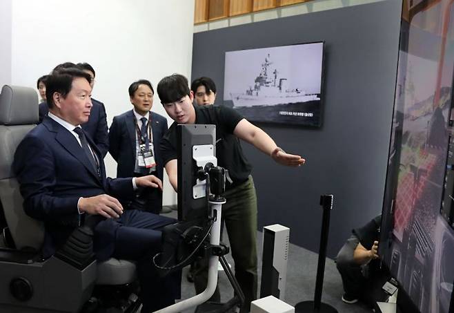최태원 SK그룹 회장이 지난 11일 울산시 울주군 울산전시컨벤션센터(UECO)에서 ‘2026 울산포럼’과 연계해 열린 ‘WAVE 2026(울산세계미래산업박람회)’ 전시장을 둘러보고 전시 콘텐츠를 직접 체험하고 있다. SK