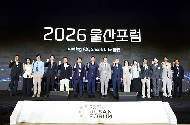 최태원 SK그룹 회장(왼쪽 일곱 번째), 김상욱 울산시장(왼쪽 여덟 번째), 이윤철 울산상공회의소 회장(왼쪽 여섯 번째) 등 주요 참석자들이 11일 울산시 울주군 울산전시컨벤션센터(UECO)에서 열린 ‘2026 울산포럼’에서 기념촬영을 하고 있다. SK