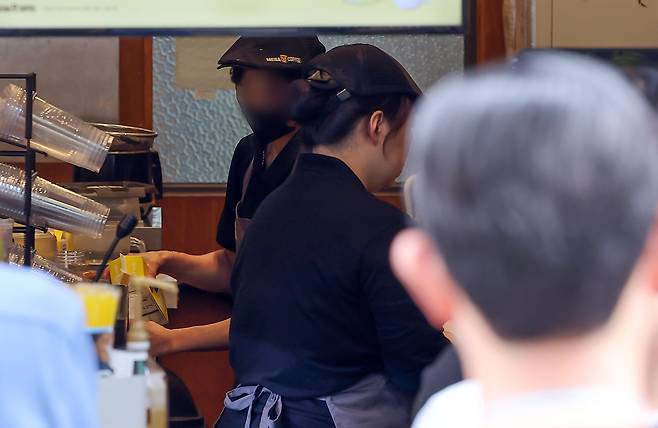 서울 시내 한 카페에서 아르바이트생들이 손님이 주문한 음료를 준비하는 모습. 서비스 현장에서는 ‘커피 나오셨습니다’ 같은 사물 존대 표현이 흔히 쓰인다. /뉴스1