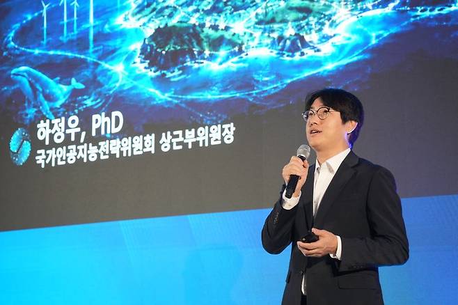 하정우 국가인공지능전략위원회 부위원장이 11일 제주 AX 대전환 비전 선포식에서 특별강연을 하고 있다. 하 부위원장은 재생에너지와 AI 데이터센터, ESS와 전기차·건물을 연계해 제주 섬 전체를 거대한 에너지저장체계로 운영하는 구상을 제시했다. 사진=제주특별자치도 제공