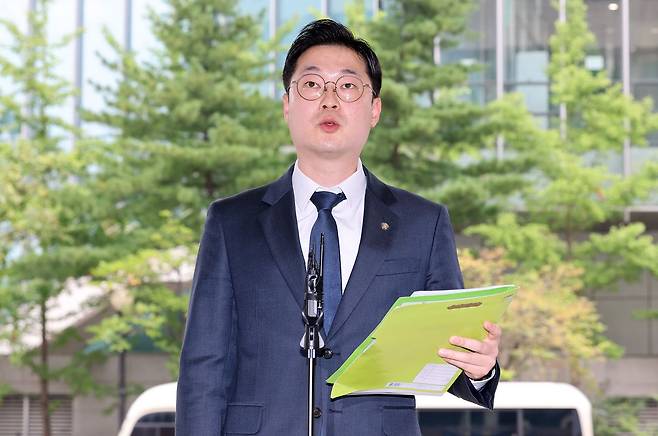 김승원 법무부 장관 후보자의 수사자료를 유출한 의혹을 받고 있는 한동훈 무소속 의원을 공무상 비밀누설, 개인정보보호법 및 공공기록물관리법 위반 등 혐의로 고발한 김동아 더불어민주당 의원이 13일 고발인 조사를 받기 위해 서울 영등포경찰서로 출석하며 발언을 하고 있다. 뉴스1