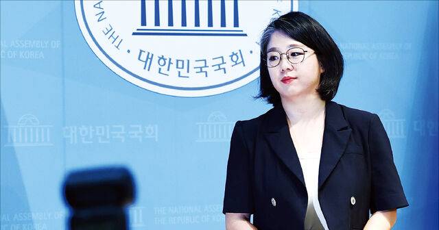 용혜인 성평등가족부 장관 후보자가 13일 국회 소통관에서 후보직 자진 사퇴 기자회견을 마친 뒤 이동하고 있다. 김민석 더불어민주당 대표는 용 후보자에 대한 부정적 여론이 커지자 전날 사퇴를 권유했다. 이병주 기자