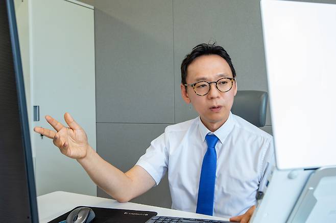 지난 11일 이진형 KT AX사업본부장(상무)이 모두의 AI 전략으로 ‘이음 인사이드’를 소개하고 있다. KT