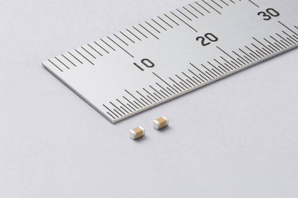 일본 무라타 1608M 사이즈, 최대 정전 용량 100μF MLCC. 무라타