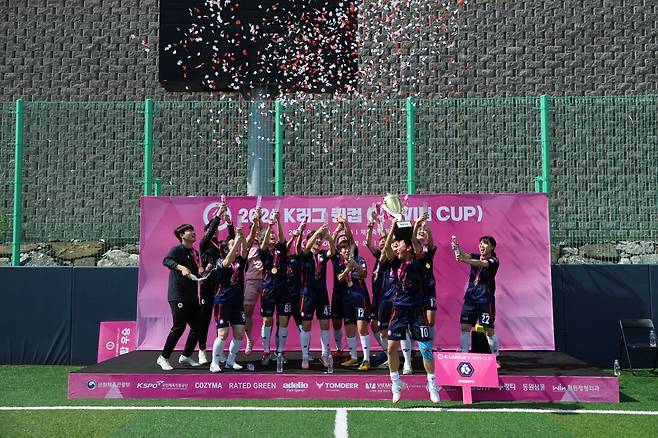 충북청주 선수들이 13일 충북 제천축구센터에서 열린 퀸컵서 통합우승을 차지한 뒤 우승컵을 들고 기뻐하고 있다. 사진제공│한국프로축구연맹