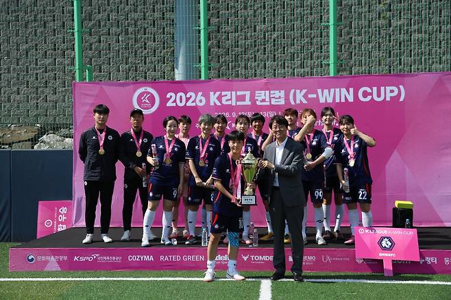 충북청주 선수들이 13일 충북 제천축구센터에서 열린 퀸컵서 통합우승을 차지한 뒤 우승컵을 들고 기뻐하고 있다. 사진제공│한국프로축구연맹