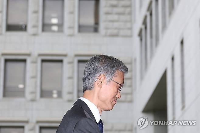 조희대 대법원장 출근길 (서울=연합뉴스) 신준희 기자 = 조희대 대법원장이 10일 서초구 대법원으로 출근하고 있다. 2026.9.10 hama@yna.co.kr