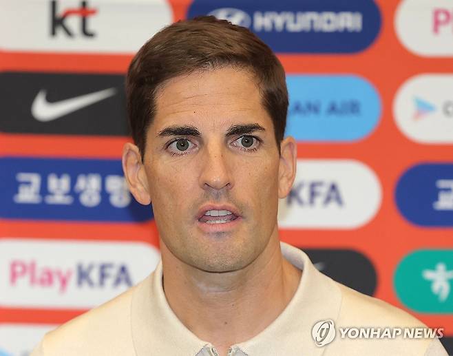 취재진 질문에 답하는 모레노 감독 (영종도=연합뉴스) 류영석 기자 = 축구 국가대표팀 '임시 사령탑'으로 선임된 로베르트 모레노 감독이 13일 인천국제공항 제1여객터미널을 통해 입국해 취재진 질문에 답변하고 있다. 2026.9.13 ondol@yna.co.kr