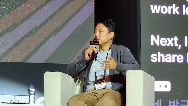 정영훈 대표는 개발자가 프런트엔드와 백엔드를 넘나드는 수준을 넘어 기획과 디자인까지 수행하고, 반대로 개발 경험이 없던 제품관리자(PM)나 디자이너가 직접 기능을 구현하는 사례도 나타나고 있다고 설명했다. (사진=테크42)