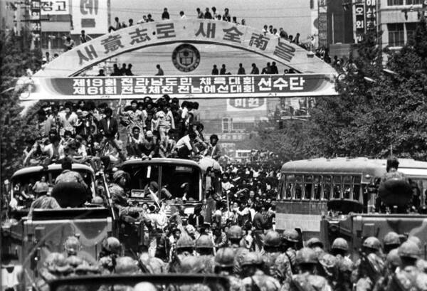1980년 5·18 광주민주화운동 당시 금남로에서 시민들과 계엄군이 대치하고 있다. 김민기는 훗날 공수부대원들이 '늙은 군인의 노래'를 부르며 행진하는 모습을 봤다고 회고했다. 사진: 5.18재단(황종건 제공)