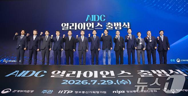 배경훈 부총리 겸 과학기술정보통신부 장관(왼쪽 일곱 번째)이 29일 오후 서울 중구 롯데호텔에서 열린 'AI 데이터센터 얼라이언스 출범식'에서 의장사 위촉장 수여 후 기념촬영을 하고 있다. (과학기술정보통신부 제공. 재판매 및 DB금지) 2026.7.29 ⓒ 뉴스1