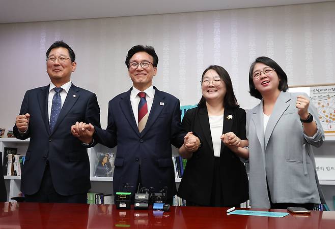 김민석(왼쪽 두번째) 더불어민주당 대표가 지난달 24일 오후 서울 여의도 의원회관에서 문미정 기본소득당 대표 권한대행을 예방해 기념촬영을 하고 있다.왼쪽부터 김태선 민주당 당대표 비서실장, 김 민주당 대표, 문 기본소득당 대표 권한대행, 용혜인 기본소득당 원내대표./뉴시스