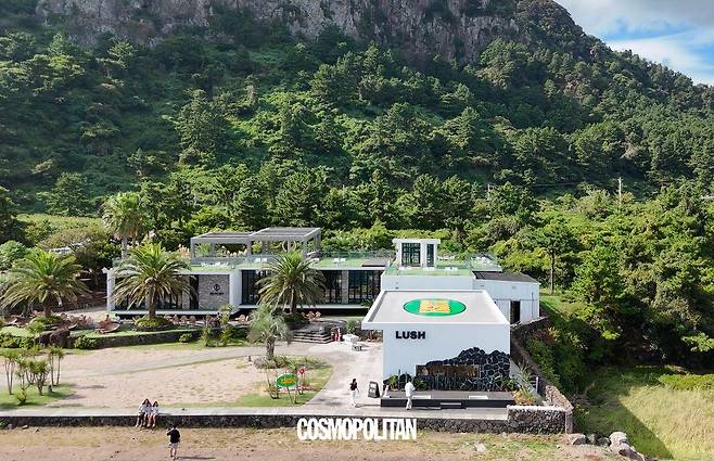 러쉬 제주 산방산점의 전경.