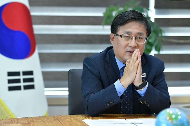 3선 국회의원으로 지난해 7월 환경부 장관에 오른 김성환 장관은 그해 10월 기후·환경과 에너지 정책을 총괄하는 기후에너지환경부 초대 장관이 됐다. 박수본 인턴기자